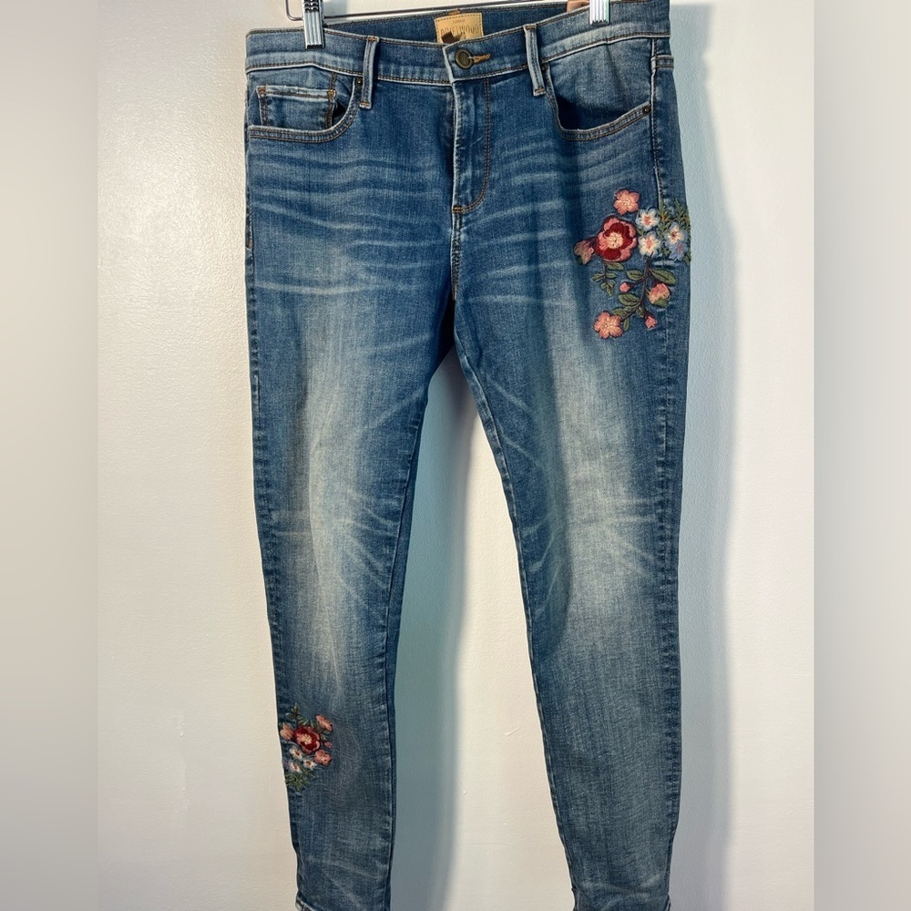 DRIFTWOOD Blue Jeans with Floral Embroidery